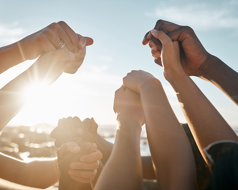 consultation_somatic_emdr Group of people holding hands